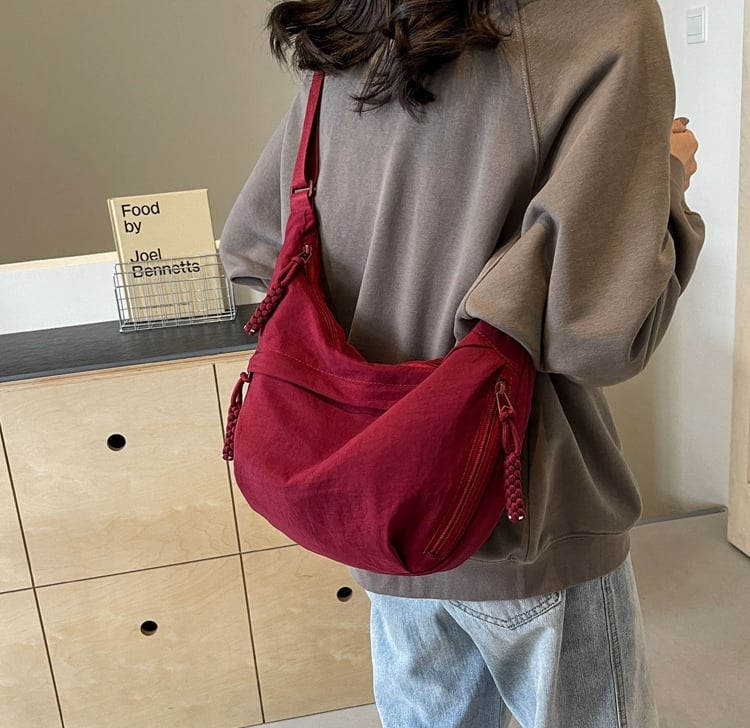 đ„Moderiktig axelremsvĂ€ska i nylon i enfĂ€rga