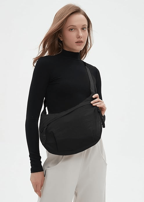 đ„Moderiktig axelremsvĂ€ska i nylon i enfĂ€rga