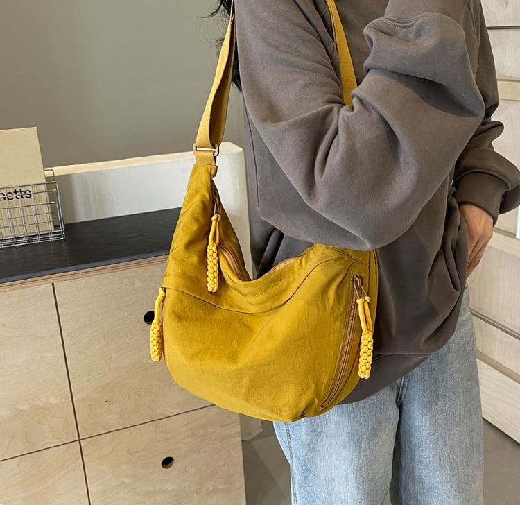 đ„Moderiktig axelremsvĂ€ska i nylon i enfĂ€rga